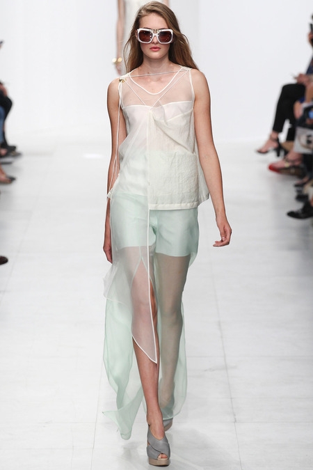 Sanne Vloet shows Paris S/S 2014 Chalayan